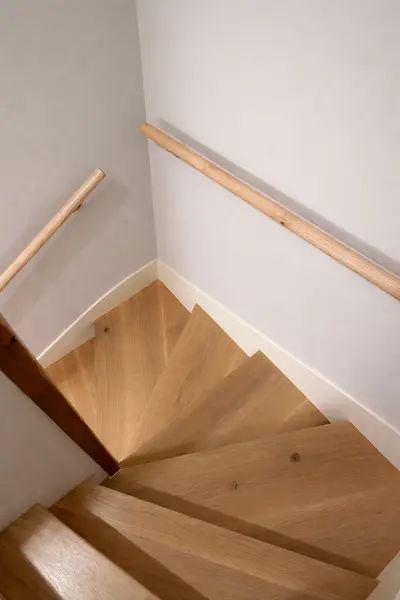 Recouvrement d’escalier en chêne clair massif