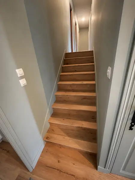 Recouvrement d’escalier en chêne, habillage et plinthes.