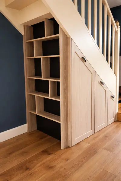 Aménagement dressing sous-escalier