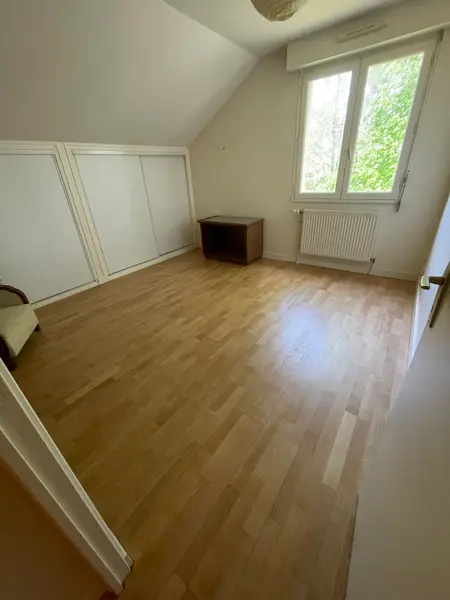 Ponçage et vitrification d’un parquet massif.